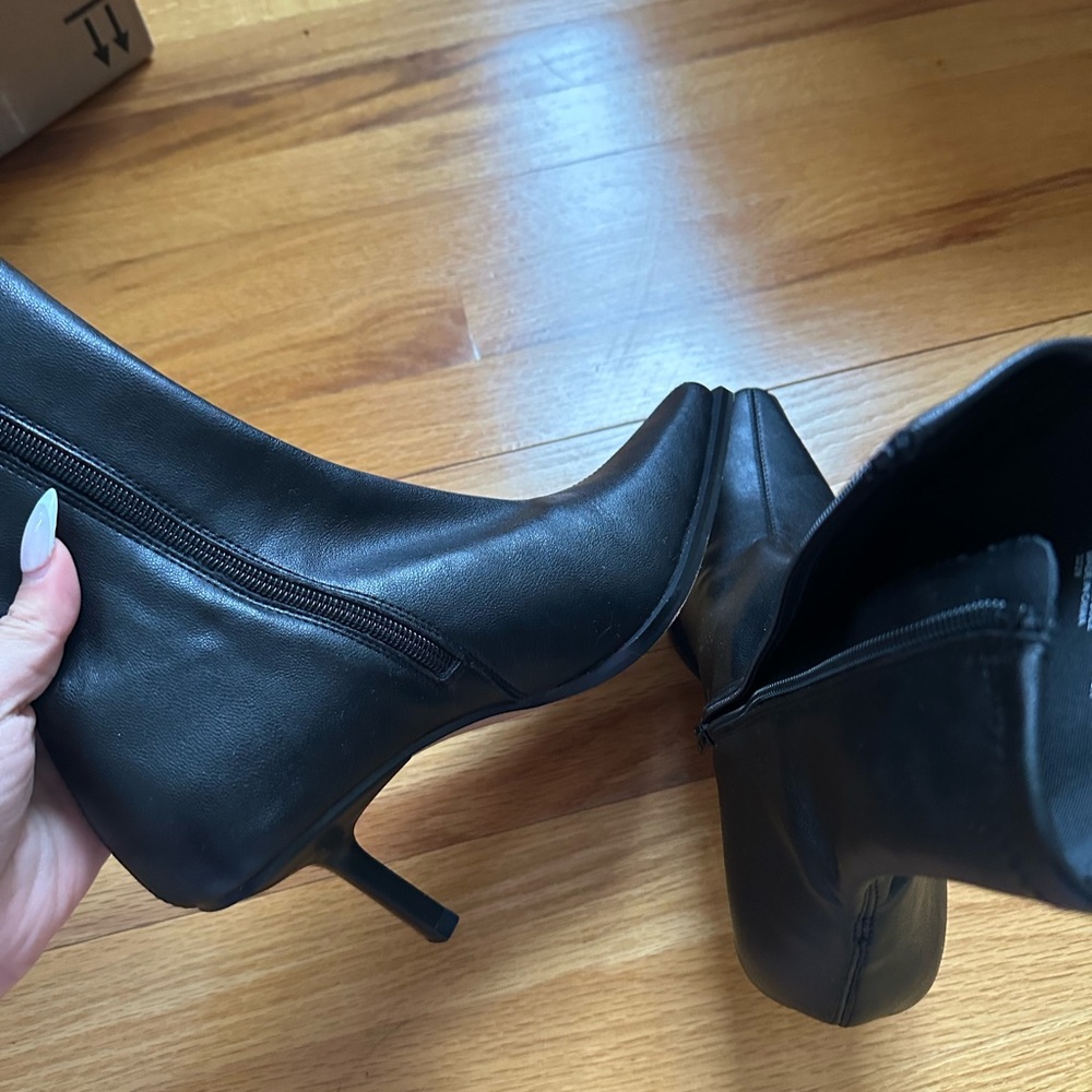 Steve Madden Elegant Black Ankle Boots - Picture 3 of 3